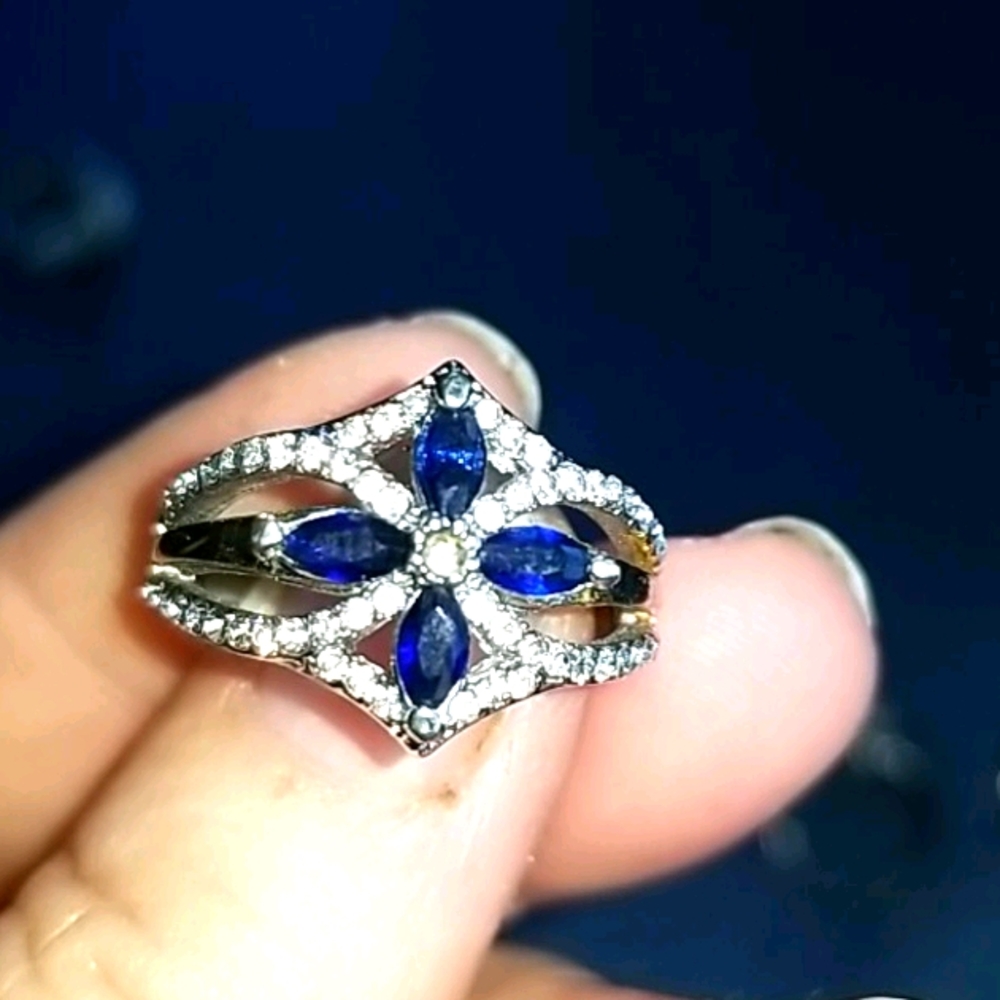 4 Pretty Rings - Picture 5 of 12
